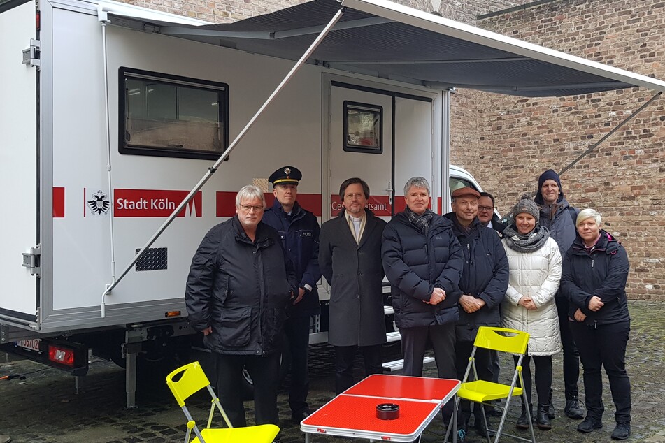 Dr. Harald Rau (4.v.l.) mit Vertretern von Gesundheitsamt, Ordnungsamt, Polizei und Kirchengemeinde bei der Vorstellung des mobilen Drogenhilfeangebots im Dezember 2019.