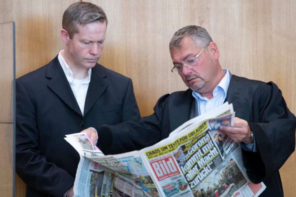 Frank Hannig (r.) ist als Pflichtverteidiger vom mutmaßlichen Lübcke-Mörder Stephan Ernst (l.) abberufen worden (Archivbild).