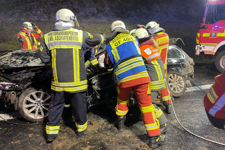 Mit schwerem Gerät musste die Feuerwehr anrücken, um den verletzen BMW-Fahrer auf der A3 aus seinem Fahrzeug zu befreien.