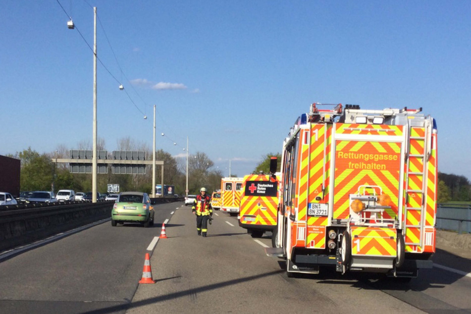 Schwerer Unfall auf der A565: Fünf Autos krachen zusammen, mehrere Verletzte