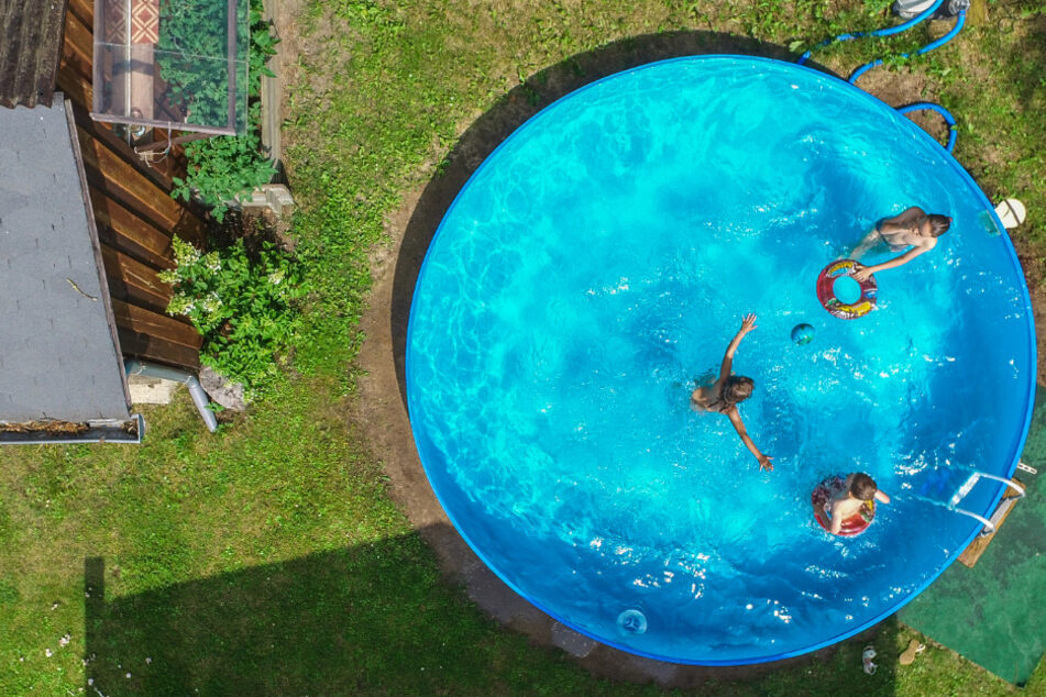 Irre! Bürger rufen Feuerwehr, weil private Pools Wasser brauchen