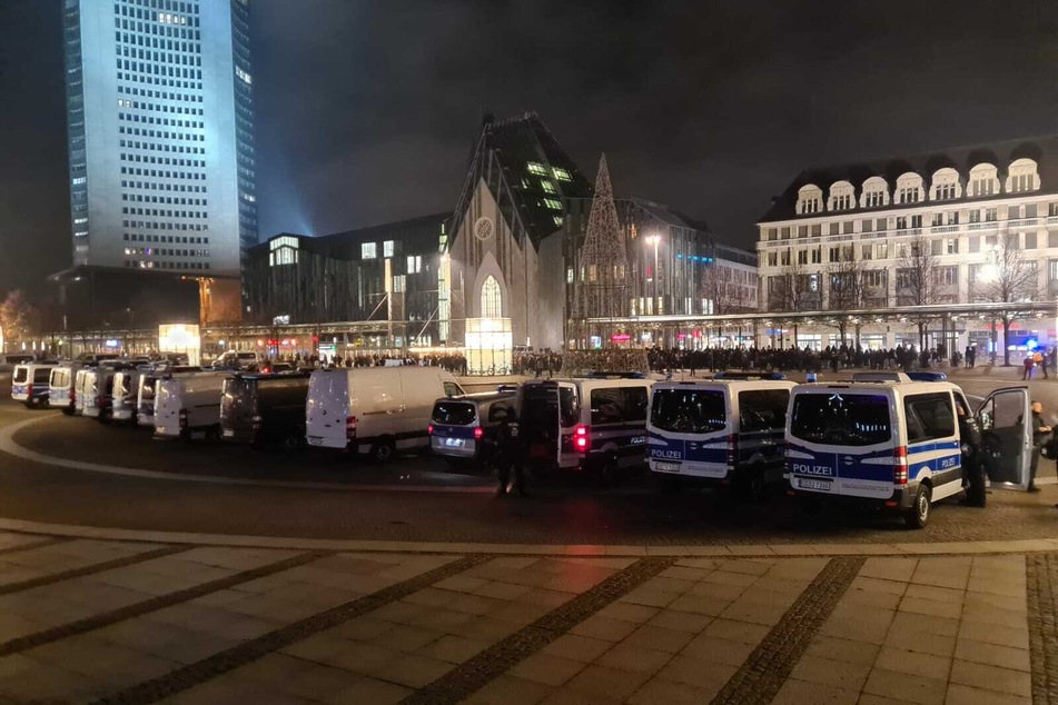 Die Polizei ist mit einem Großaufgebot vor Ort.