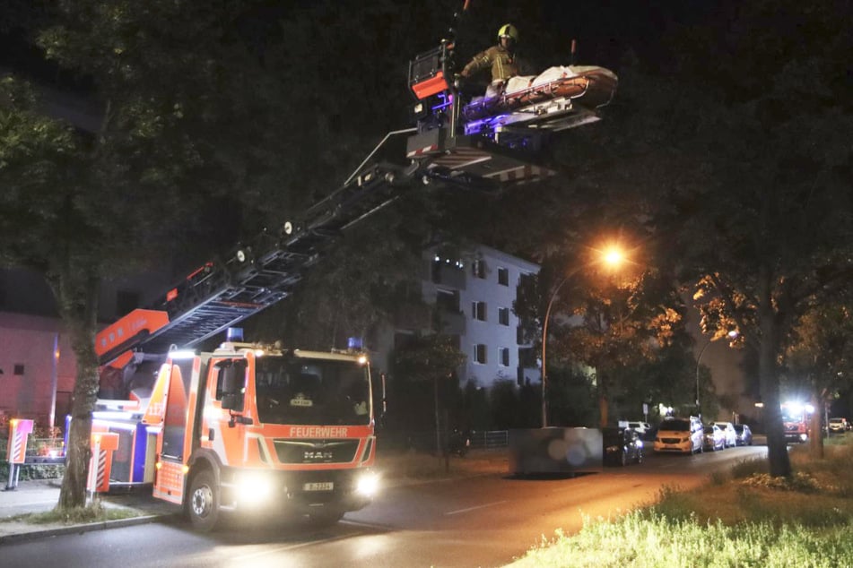 Die Feuerwehr baute den Rettungskorb vorher um.