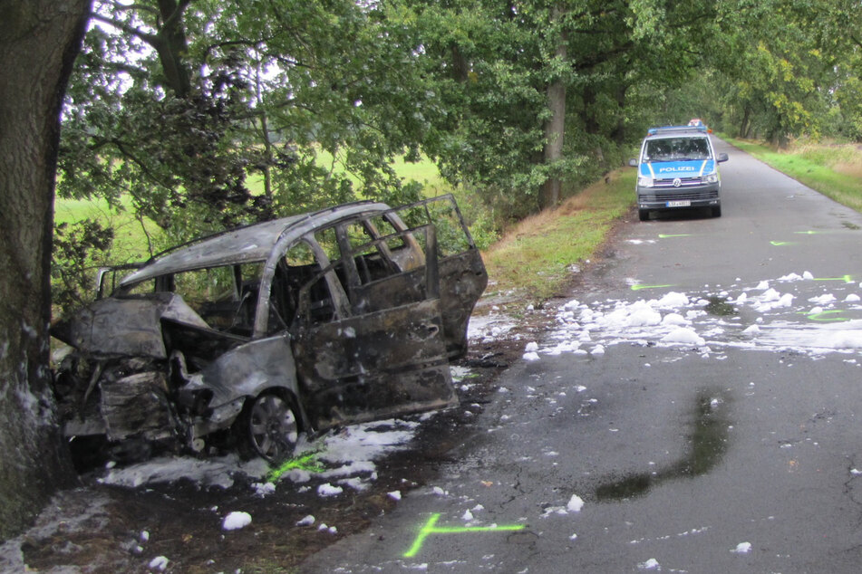 VW kommt von der Straße ab und fängt Feuer: Fahrer im Krankenhaus verstorben