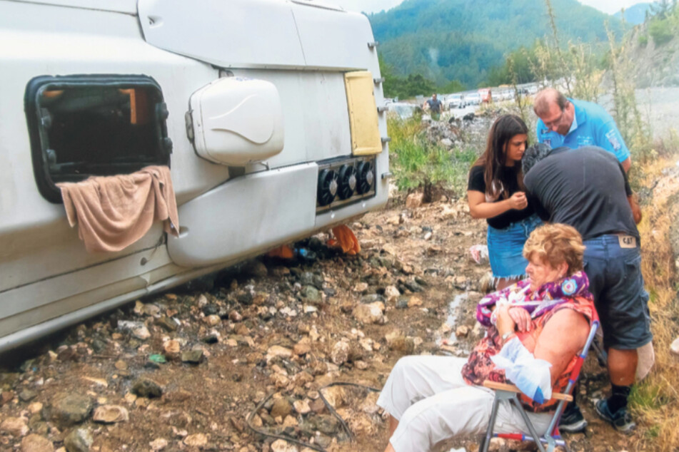 Gudrun Hölzel (70) wurde nach dem Busunfall in der Türkei am Straßenrand notdürftig verarztet. Der Bus von IHS Travel war zu schnell, die Straße glitschig.
