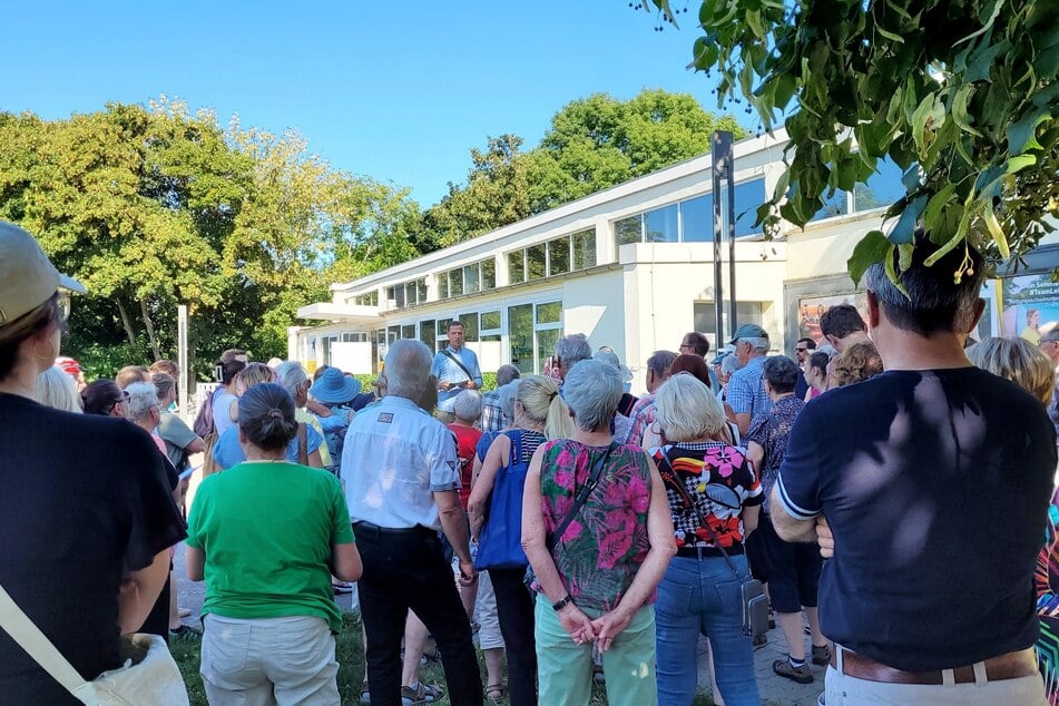 Interessierte Bürger nahmen im August an einem öffentlichen Spaziergang im Stötteritzer Kolmstraßengebiet teil.