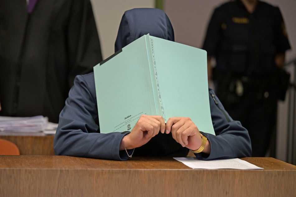 Laut Staatsanwaltschaft hat der Angeklagte sein Kind nicht gewollt und weigerte sich, Unterhalt zu zahlen. Er selbst bestreitet das.
