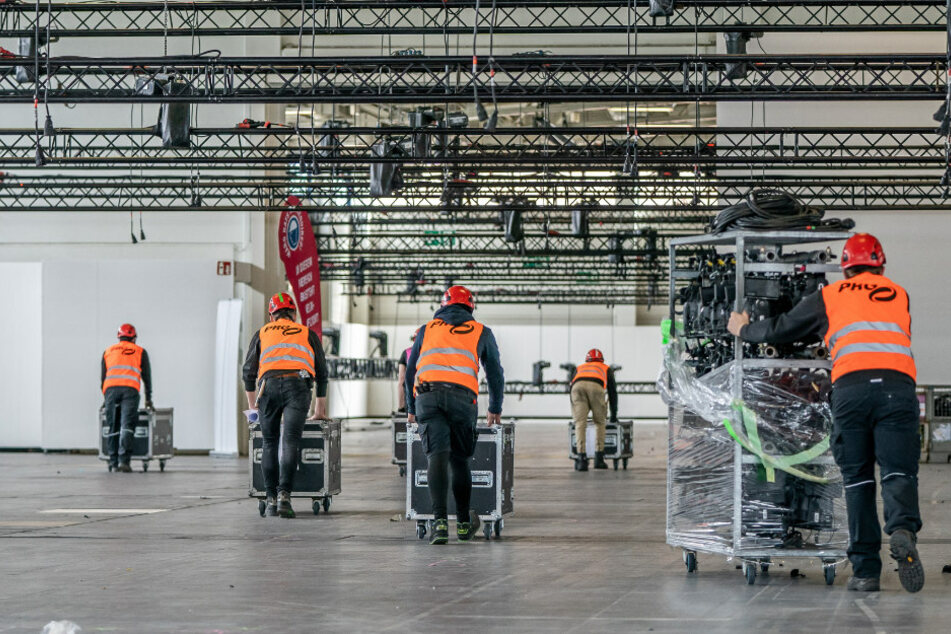 Arbeiter bereiten auf der Baustelle des "Corona- Behandlungszenturm Jaffestraße" die Halle vor.