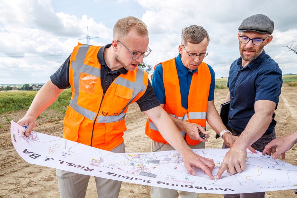 Stromtrassenverleger Jacob Morawe (27, l.), B 169-Projektleiter Markus Heier (49, M.) und Chefarchäologe Dr. Burkart Dähne.