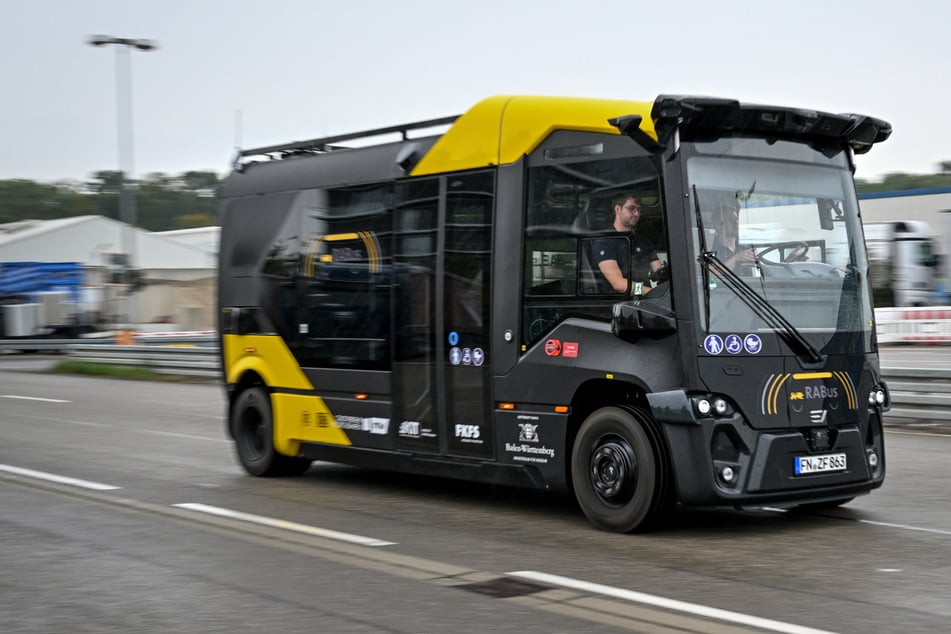 Die autonomen Busse werden nun in den öffentlichen Verkehr gelassen.