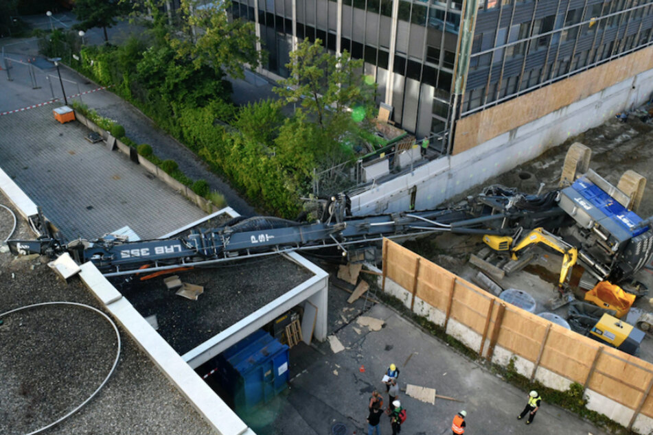 Die Bohrmaschine krachte von der Baustelle aus in das Dach des Nachbargebäudes.