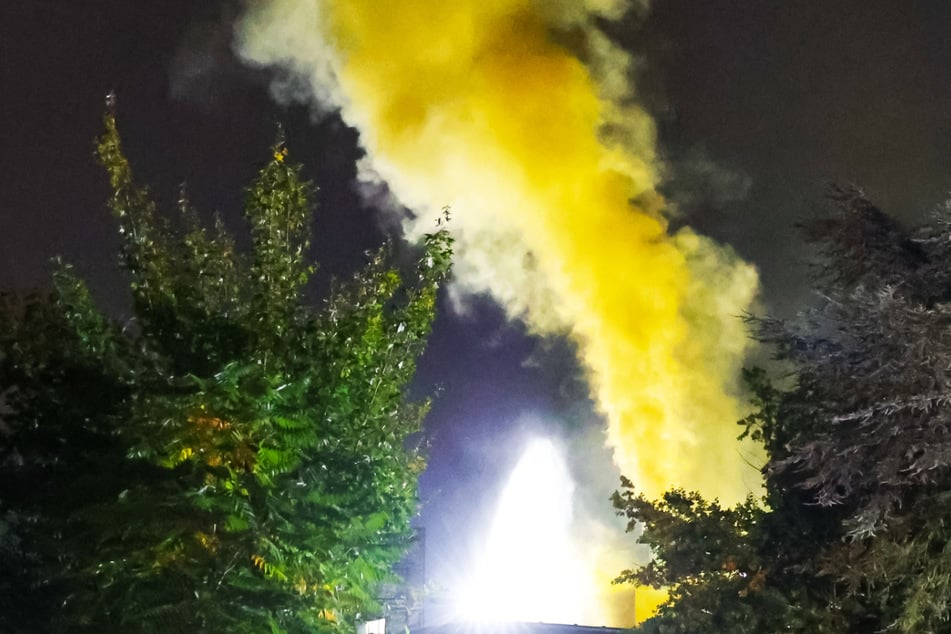 Gefahrstoff-Austritt im unterfränkischen Mainaschaff: Eine giftige Rauchwolke stieg über einem Industriebetrieb auf.