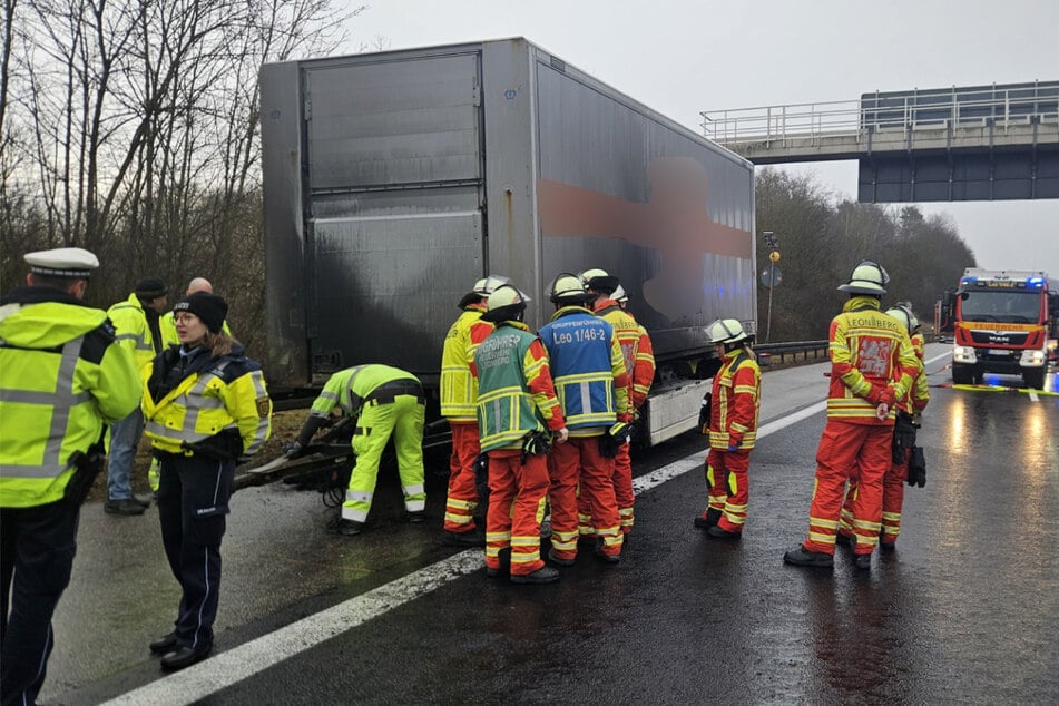 Unfall A8: Lkw in Brand: Langer Stau auf A8 Richtung Karlsruhe