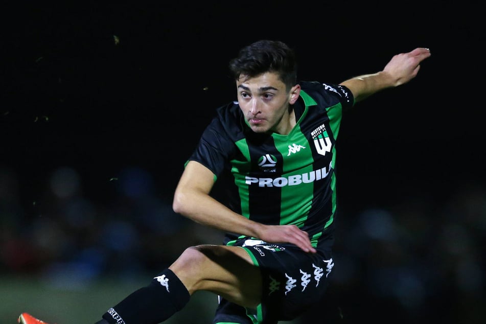 Der 26-jährige Kicker beschuldigt seinen Ex-Arbeitgeber der Homophobie.