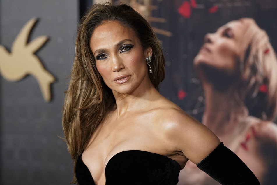 Jennifer Lopez (54) scheint sich für eine pikante Szene in einem ihrer Musikvideos zu schämen.