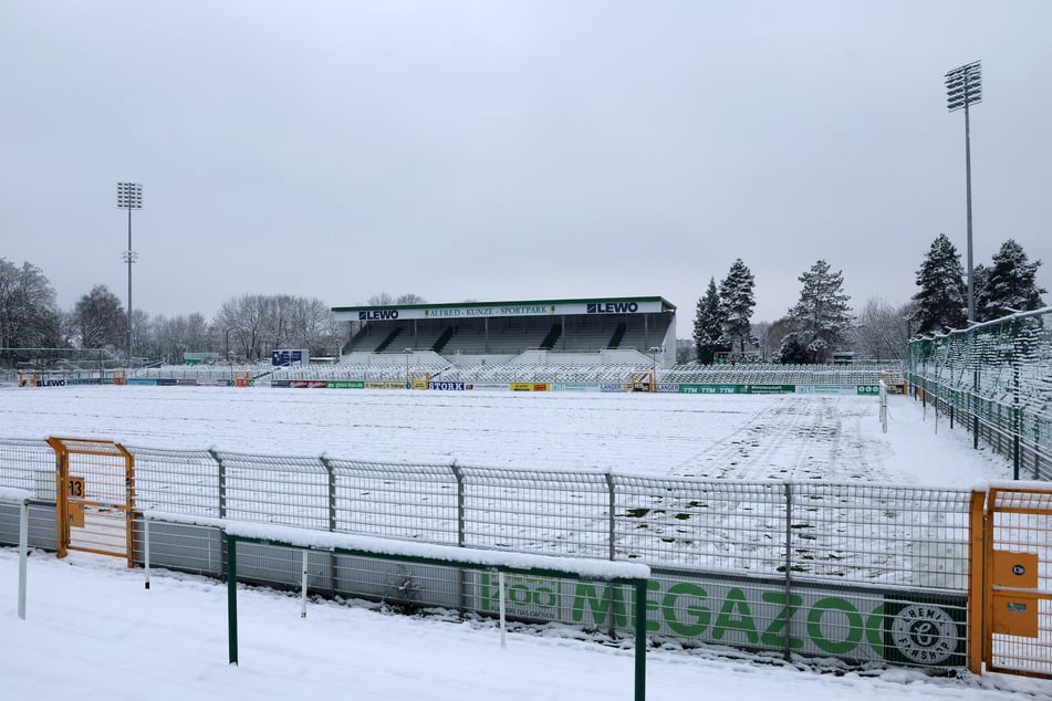 Nichts mit Fußball im Alfred-Kunze-Sportpark - die Partie der BSG gegen Zehlendorf fällt wegen Schnees aus. (Archivbild)