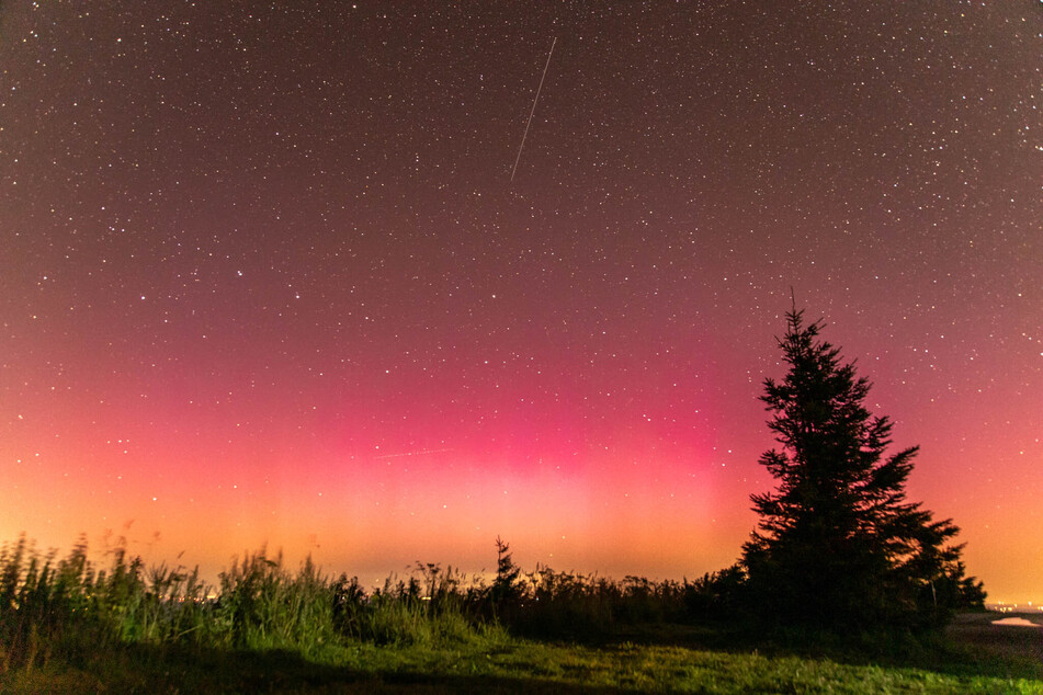 So auch im Erzgebirge sowie an zahlreichen anderen Orten in Deutschland. In der kommenden Nacht stehen die Chancen auf ein Schauspiel am Himmel ebenfalls gut.