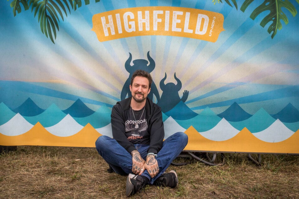 Bereits zum vierten Mal spielte Frank Turner (43) in diesem Jahr auf dem Highfield-Festival. Vor seinem Auftritt stand er TAG24 Rede und Antwort.
