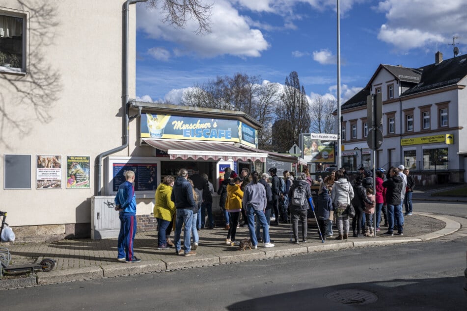 An einem sonnigen Tag standen Eisliebhaber im vorigen Winter Schlange.