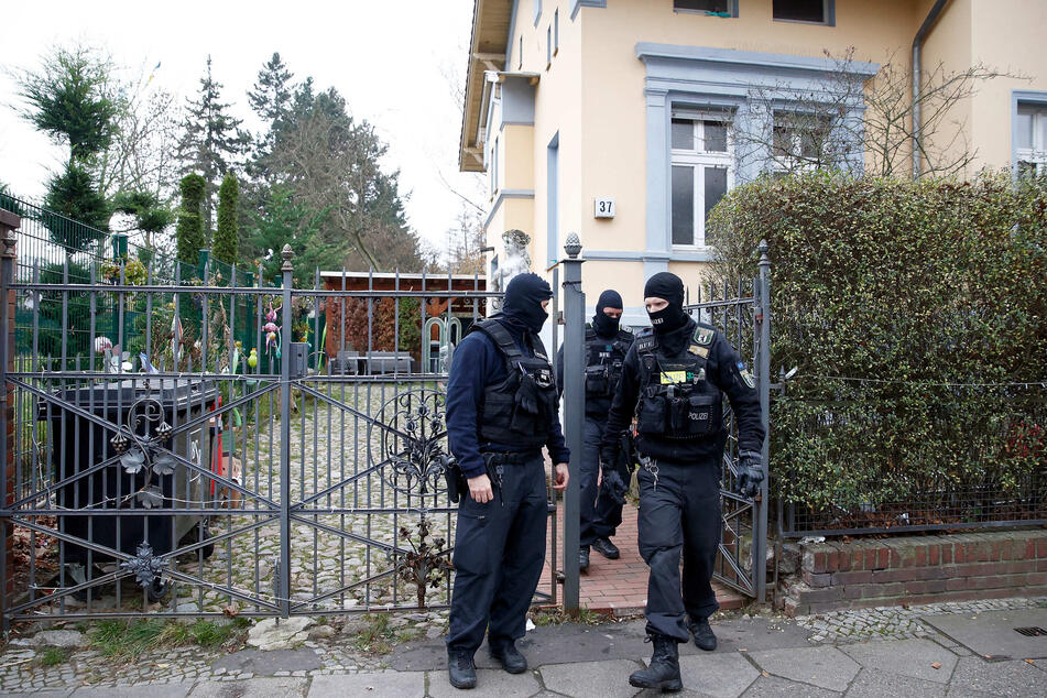 Polizeibeamte durchsuchen eine Clan-Villa in Berlin-Neukölln. Das Leben der Clans und der falsche Vorbildstatus tragen laut GdP zu Polizeihass bei. (Archivbild)