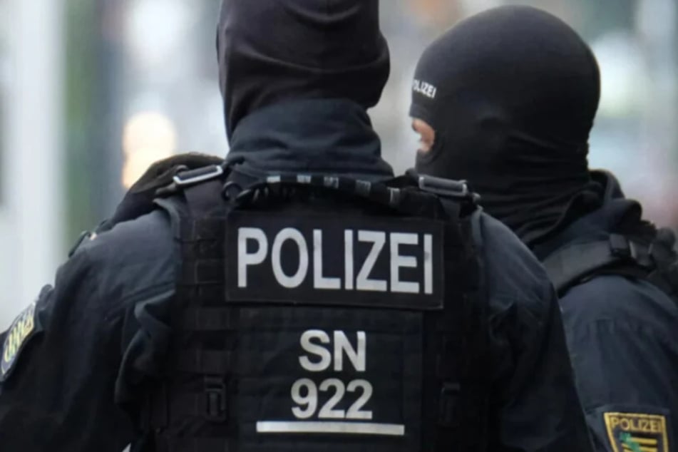 Die Beamten stellten zahlreiche Beweismittel sicher, darunter einige Handys und diverse Speichermedien. (Symbolbild)