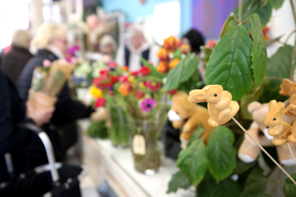 Kunden des Blumengeschäftes "Florenia" lassen sich von den Mitarbeiterinnen Ostersträuße binden.