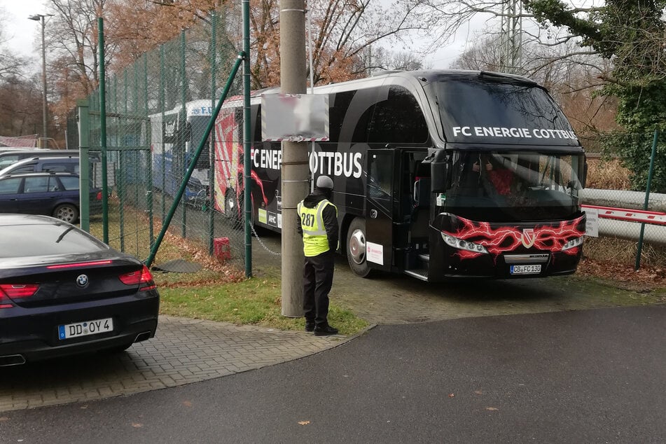 Beide Teambusse mussten sich durch die Menschenmassen zu ihrem Parkplatz durchkämpfen.