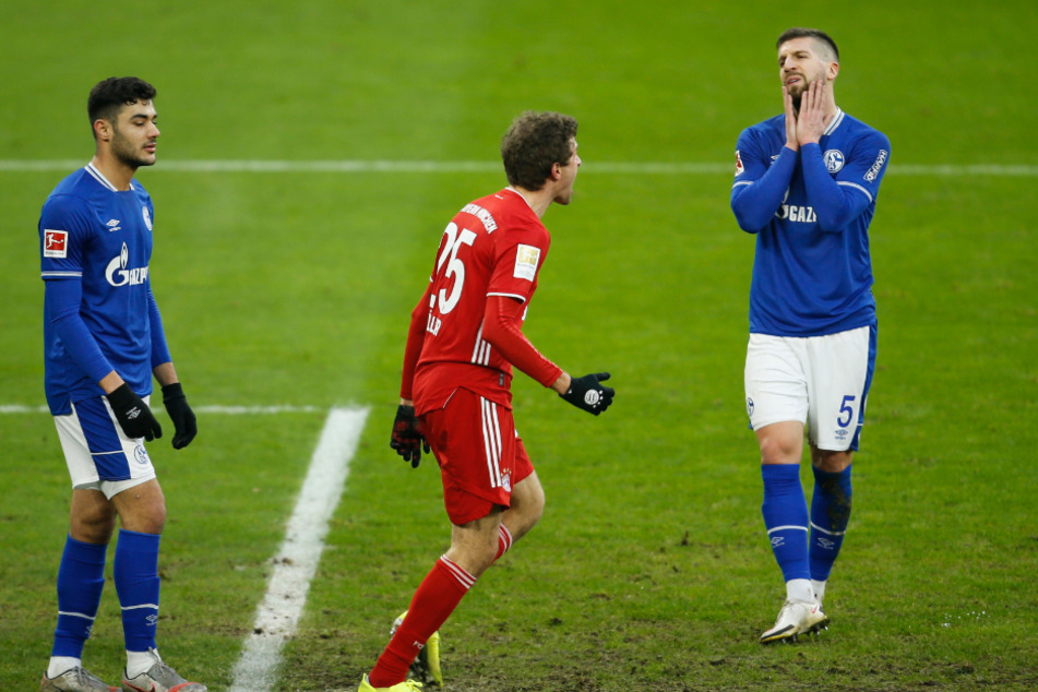 Thomas Müller jubelt über seinen Führungstreffer. Matija Nastasic (r.) wirkt verzweifelt.