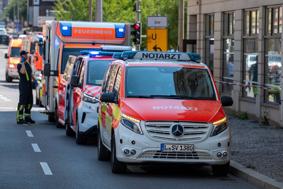 Viele Rettungswagen halten vor der Praxis - versorgt wurden auch traumatisierte Angestellte und Patienten.