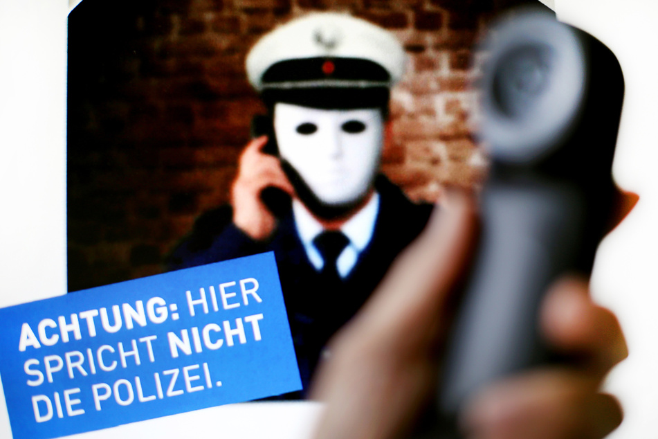 Die Polizei warnt auf einem Plakat vor Trickbetrug am Telefon durch falsche Polizeibeamte.