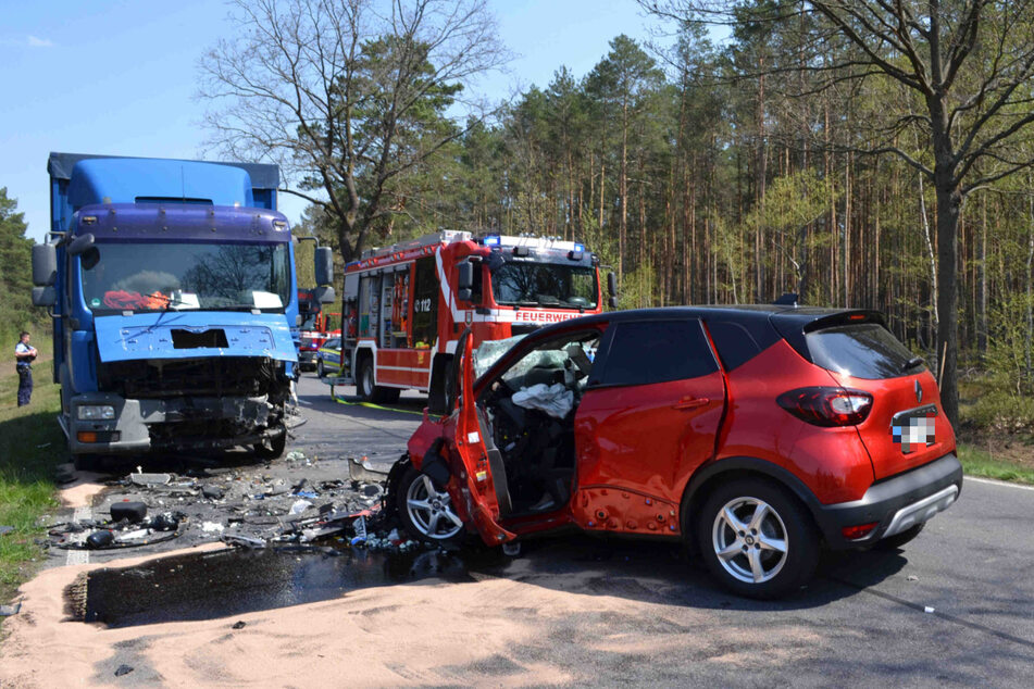 Die Fahrerin des Renault wurde durch den frontalen Crash tödlich verletzt.