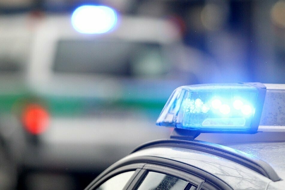 Ein betrunkener Autofahrer ist nach einem Unfall in Falkenstein einfach geflohen. (Symbolbild)