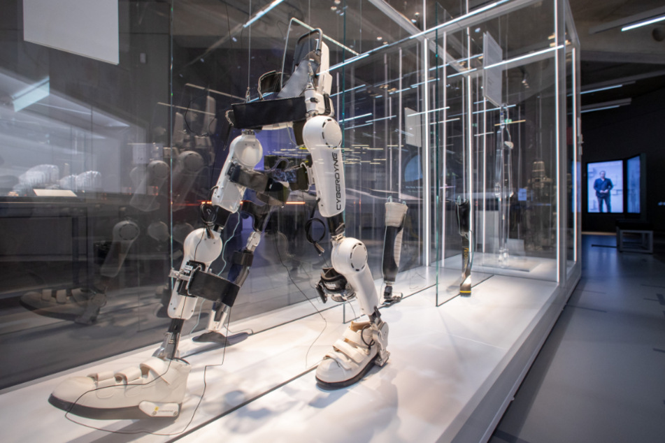 Das Exoskelett HAL-ML05 von Cyberdine (Japan 2013) ermöglicht körperlich beeinträchtigten Menschen den aufrechten Gang und steht ebenfalls im Zukunftsmuseum.