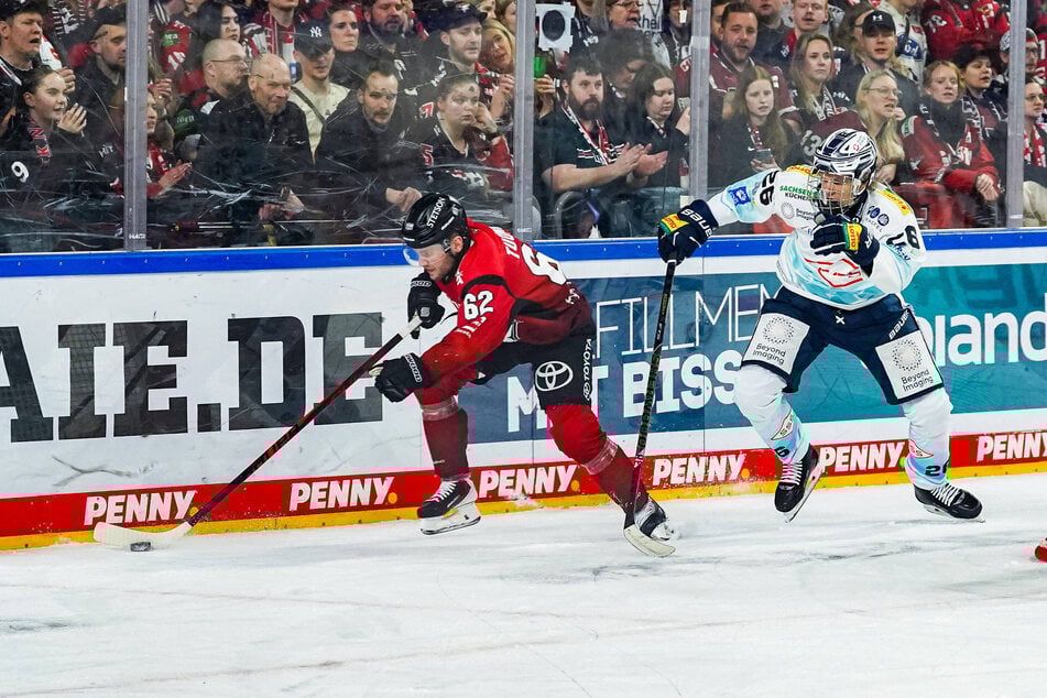 Eislöwen-Talent Ivan Komirist (r.) hatte es am Mittwoch bei seinem Profi-Debüt gleich mit einem großen Kaliber zu tun: Hier versucht er gegen Kölns Top-Mann Park.