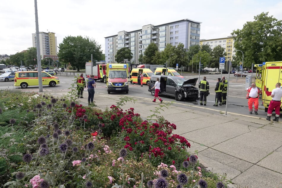Verbotenes Linksabbiegen: Eine VW-Fahrerin (19) verletzte in der Mühlen-/Brückenstraße fünf Menschen.
