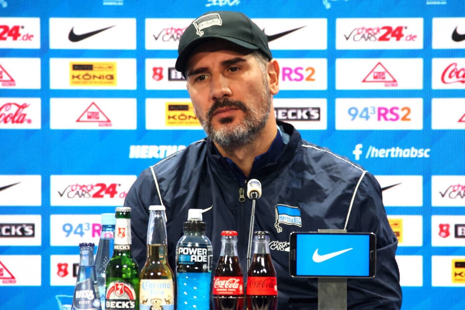 Hertha-Coach Cristian Fiél (44) hat bei der Pressekonferenz vor dem Spiel gegen den 1. FC Kaiserslautern einen angeschlagenen Eindruck hinterlassen.