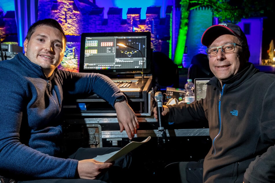 Die Veranstaltungstechniker Mike Schmidt (44) von "Sachsen-Sound" und Lucien Uhlig (30) steuerten die Lichtshow.