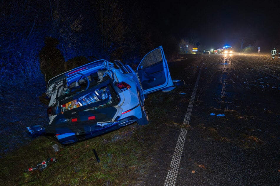 Durch den heftigen Zusammenstoß entstand auf der B45 ein riesiges Trümmerfeld.