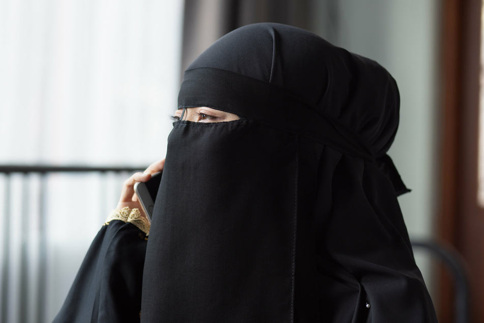 Mit einem Niqab über dem Kopf gab der Mann sich als Frau aus. (Symbolbild)