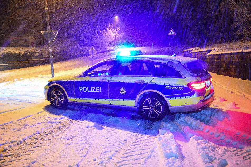 Das Polizeifahrzeug stand Freitagnacht noch auf der schneebedeckten L596 zwischen Ziegelhausen und Wilhelmsfeld.