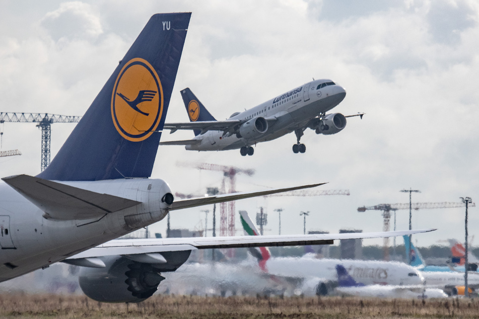 Trotz der wohl ab Freitagnacht geltenden Einreisebeschränkungen, landete am Freitagmorgen noch eine Lufthansa-Maschine aus Kapstadt in Frankfurt am Main. Tests oder Quarantäne? Fehlanzeige!