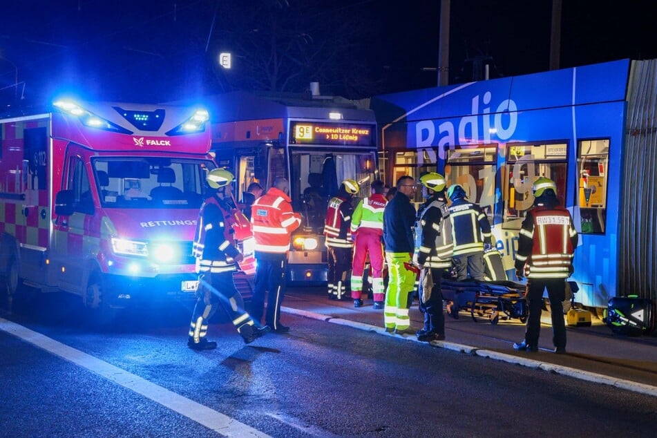 Der herbeigeeilten Feuerwehr gelang es schließlich, die Passantin zu befreien.