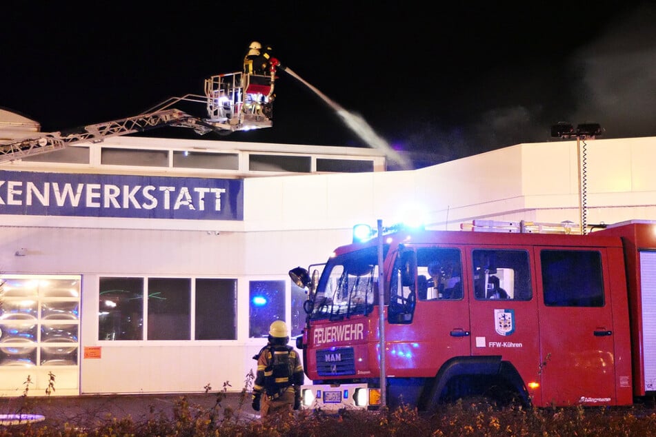 Großeinsatz in der Nacht: Feuer zerstört Autohaus in Sachsen