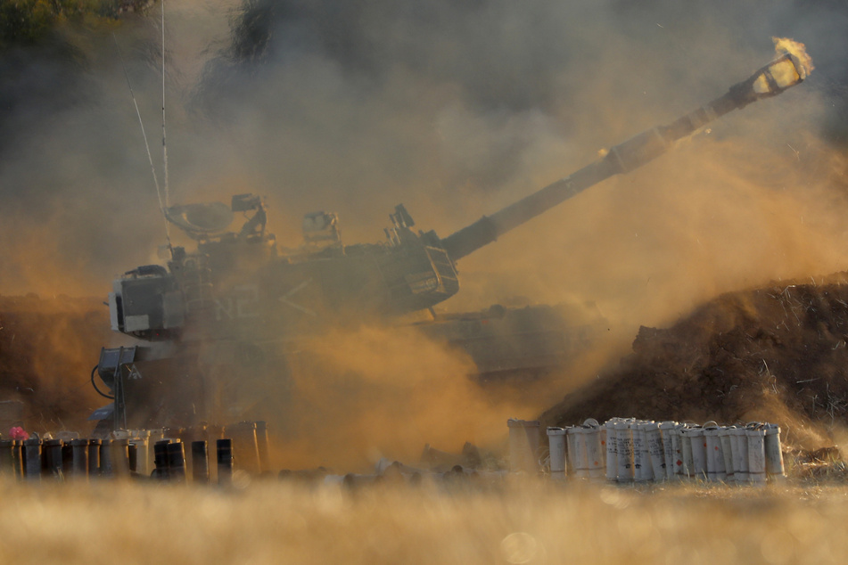 Eine israelische Artillerieeinheit feuert auf Ziele im Gazastreifen, an der israelischen Grenze zum Gazastreifen.