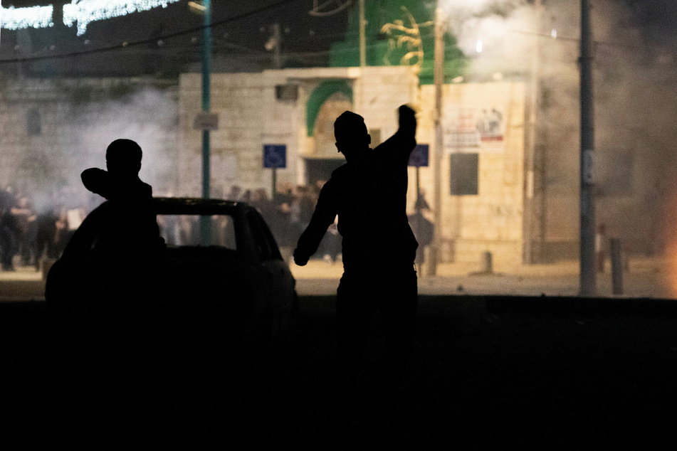 Jüdische Demonstranten stoßen mit Protestlern arabischer Herkunft in der Nähe der Großen Omari-Moschee in der Stadt Lod zusammen.