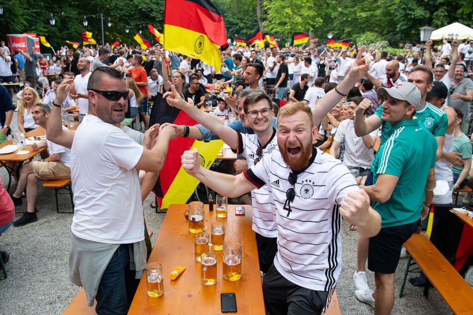 Fans gucken in einem Biergarten das EM-Spiel zwischen Deutschland und Portugal. Aufgrund von niedrigen Inzidenzen in Thüringen und ganz Deutschland ganz die Europameisterschaft entspannt verfolgt werden. (Symbolbild)