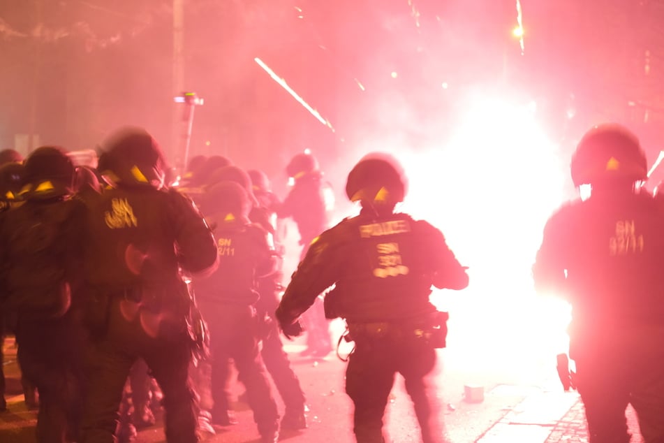 Auch in Connewitz wurden Polizisten mit Feuerwerkskörpern beworfen.