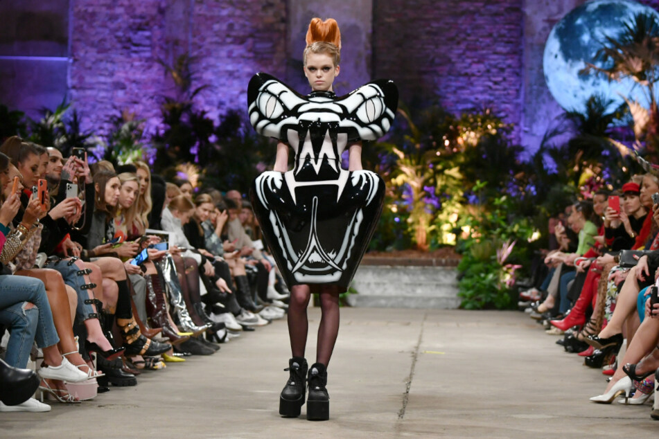 Ein Model zeigt im Januar 2020 bei der Mercedes-Benz Fashion Week Mode des Labels "Hoermanseder" im Kraftwerk Berlin.