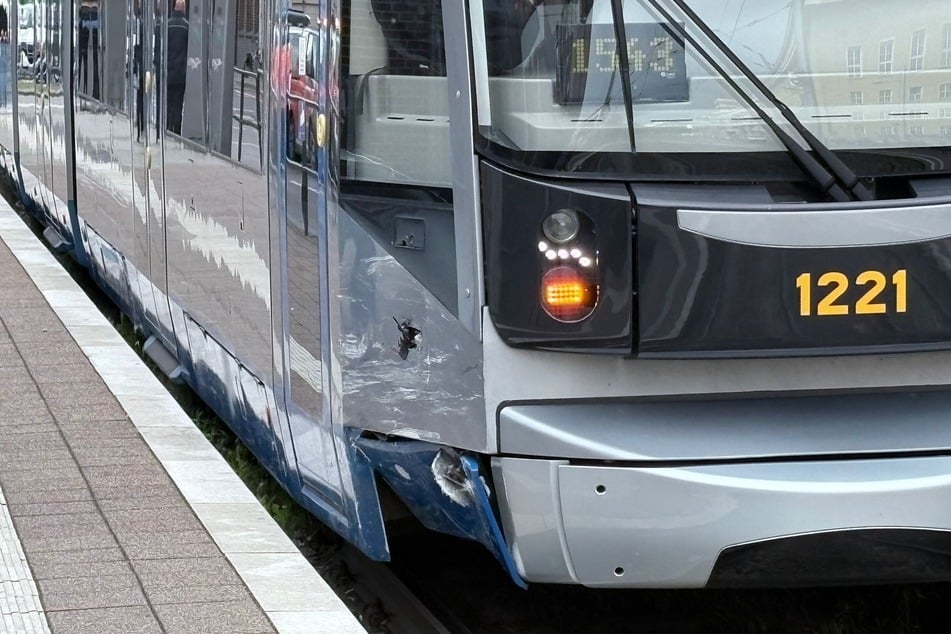 Die Tram hat auch einiges abbekommen.