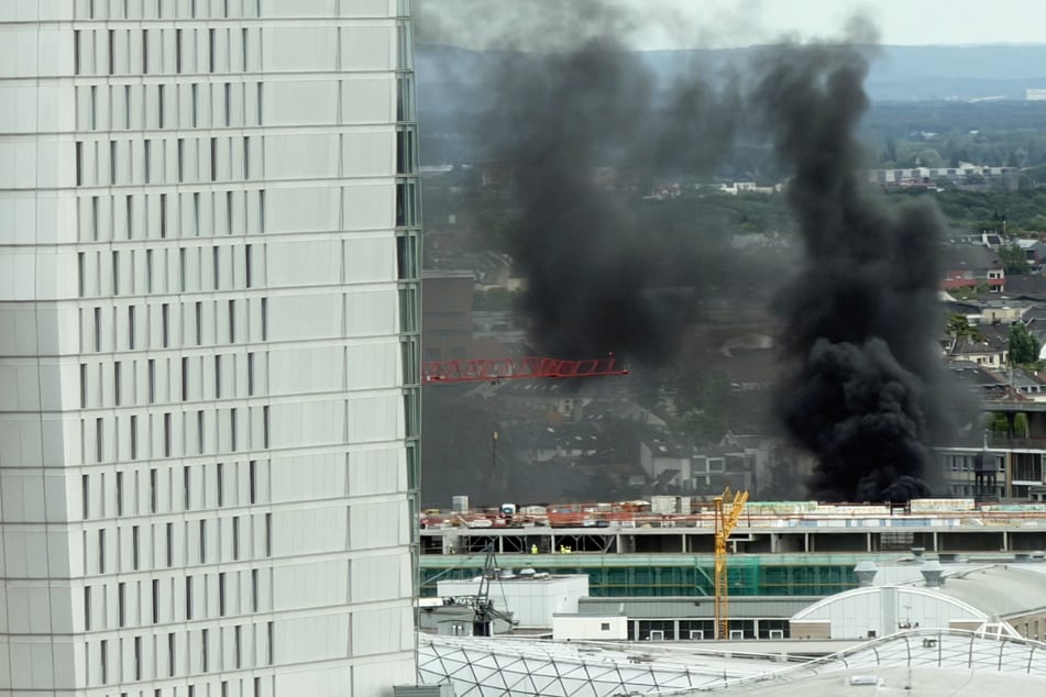 Frankfurt: Schwarzer Rauch über der Frankfurter Innenstadt: Brand ruft Feuerwehr und Retter auf den Plan